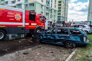 Kharkiv, Ukrayna, 24 Temmuz 2025 Kharkiv 'deki saldırı yerinde araçlar imha edildi. Binaya Rus KAB hava bombaları isabet etmiş. Hasar çok büyük. Sokak tamamen harap olmuştu..