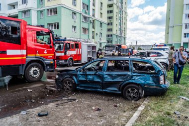 Kharkiv, Ukrayna, 24 Temmuz 2025 Kharkiv 'deki saldırı yerinde araçlar imha edildi. Binaya Rus KAB hava bombaları isabet etmiş. Hasar çok büyük. Sokak tamamen harap olmuştu..