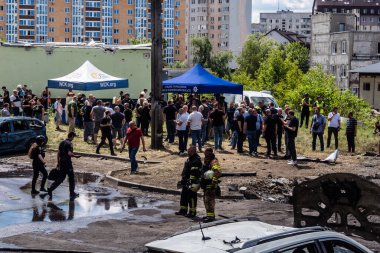 Kharkiv, Ukrayna, 24 Temmuz 2025 Kharkiv 'deki bina Rus KAB hava bombalarıyla Kharkiv şehir merkezine düştü. Hasar çok büyük, birkaç araba yanıyor ve camlar kırılıyor..