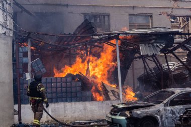 24 Temmuz 2025 'te Kharkiv, Ukrayna' da iki Rus KABS 'nin saldırısına uğrayan İtfaiyeciler karşılık verdi. Binalar ve arabalar yanıyor ve birçok pencere yıkıldı..