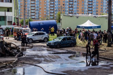Kharkiv, Ukrayna, 24 Temmuz 2025 Kharkiv 'deki bina Rus KAB hava bombalarıyla Kharkiv şehir merkezine düştü. Hasar çok büyük, birkaç araba yanıyor ve camlar kırılıyor..