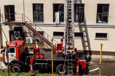 24 Temmuz 2025 'te Kharkiv, Ukrayna' da iki Rus KABS 'nin saldırısına uğrayan İtfaiyeciler karşılık verdi. Binalar ve arabalar yanıyor ve birçok pencere yıkıldı..