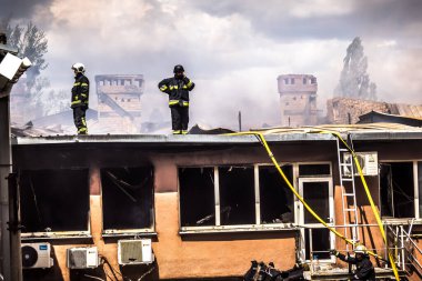 24 Temmuz 2025 'te Kharkiv, Ukrayna' da iki Rus KABS 'nin saldırısına uğrayan İtfaiyeciler karşılık verdi. Binalar ve arabalar yanıyor ve birçok pencere yıkıldı..