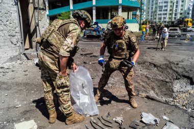 Kharkiv, Ukrayna, 24 Temmuz 2025 Savaş Suçları Savcısı Rus KAB hava bombasıyla vurulan Kharkiv şehrine düzenlenen saldırının ardından kanıt topluyor. Sokak tamamen harap olmuştu..