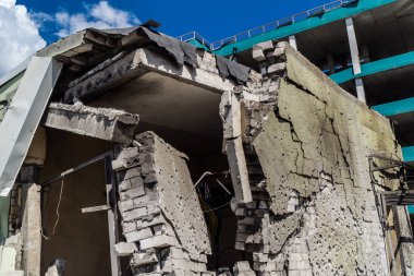 Kharkiv, Ukrayna, 24 Temmuz 2025 Kharkiv 'deki bina Rus KAB hava bombalarıyla Kharkiv şehir merkezine düştü. Hasar çok büyük, birkaç araba yanıyor ve camlar kırılıyor..