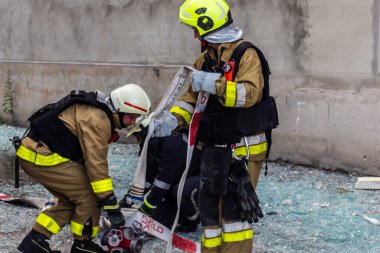 24 Temmuz 2025 'te Kharkiv, Ukrayna' da iki Rus KABS 'nin saldırısına uğrayan İtfaiyeciler karşılık verdi. Binalar ve arabalar yanıyor ve birçok pencere yıkıldı..