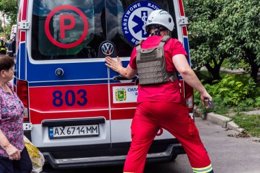 Kharkiv, Ukrayna, 24 Temmuz 2025 Kharkiv 'deki bina Rus KAB hava bombalarıyla Kharkiv şehir merkezine düştü. Hasar çok büyük, birkaç araba yanıyor ve camlar kırılıyor..