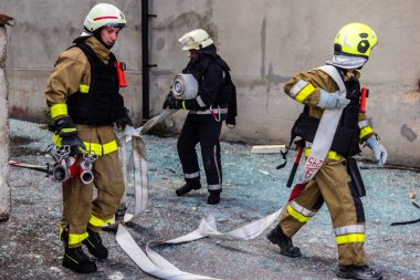 24 Temmuz 2025 'te Kharkiv, Ukrayna' da iki Rus KABS 'nin saldırısına uğrayan İtfaiyeciler karşılık verdi. Binalar ve arabalar yanıyor ve birçok pencere yıkıldı..