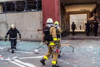 24 Temmuz 2025 'te Kharkiv, Ukrayna' da iki Rus KABS 'nin saldırısına uğrayan İtfaiyeciler karşılık verdi. Binalar ve arabalar yanıyor ve birçok pencere yıkıldı..
