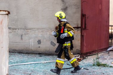 24 Temmuz 2025 'te Kharkiv, Ukrayna' da iki Rus KABS 'nin saldırısına uğrayan İtfaiyeciler karşılık verdi. Binalar ve arabalar yanıyor ve birçok pencere yıkıldı..