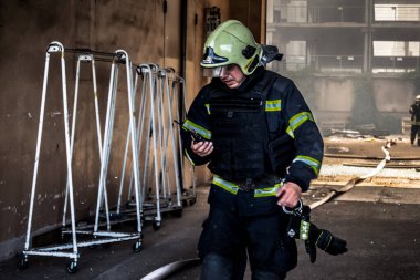 24 Temmuz 2025 'te Kharkiv, Ukrayna' da iki Rus KABS 'nin saldırısına uğrayan İtfaiyeciler karşılık verdi. Binalar ve arabalar yanıyor ve birçok pencere yıkıldı..