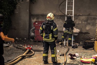 24 Temmuz 2025 'te Kharkiv, Ukrayna' da iki Rus KABS 'nin saldırısına uğrayan İtfaiyeciler karşılık verdi. Binalar ve arabalar yanıyor ve birçok pencere yıkıldı..