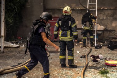 24 Temmuz 2025 'te Kharkiv, Ukrayna' da iki Rus KABS 'nin saldırısına uğrayan İtfaiyeciler karşılık verdi. Binalar ve arabalar yanıyor ve birçok pencere yıkıldı..