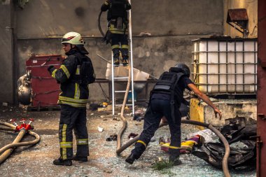 24 Temmuz 2025 'te Kharkiv, Ukrayna' da iki Rus KABS 'nin saldırısına uğrayan İtfaiyeciler karşılık verdi. Binalar ve arabalar yanıyor ve birçok pencere yıkıldı..