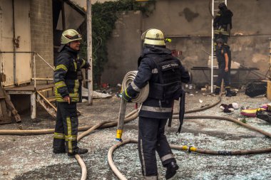 24 Temmuz 2025 'te Kharkiv, Ukrayna' da iki Rus KABS 'nin saldırısına uğrayan İtfaiyeciler karşılık verdi. Binalar ve arabalar yanıyor ve birçok pencere yıkıldı..