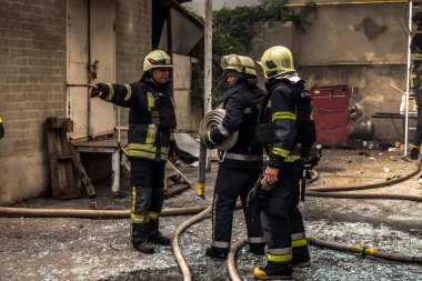 24 Temmuz 2025 'te Kharkiv, Ukrayna' da iki Rus KABS 'nin saldırısına uğrayan İtfaiyeciler karşılık verdi. Binalar ve arabalar yanıyor ve birçok pencere yıkıldı..