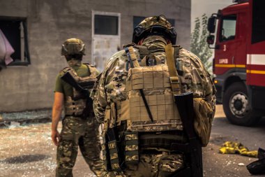 Kharkiv, Ukrayna, 24 Temmuz 2025 Savaş Suçları Savcısı Rus KAB hava bombasıyla vurulan Kharkiv şehrine düzenlenen saldırının ardından kanıt topluyor. Sokak tamamen harap olmuştu..