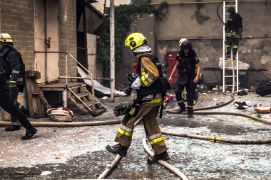 24 Temmuz 2025 'te Kharkiv, Ukrayna' da iki Rus KABS 'nin saldırısına uğrayan İtfaiyeciler karşılık verdi. Binalar ve arabalar yanıyor ve birçok pencere yıkıldı..