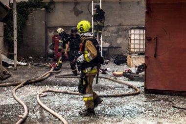 24 Temmuz 2025 'te Kharkiv, Ukrayna' da iki Rus KABS 'nin saldırısına uğrayan İtfaiyeciler karşılık verdi. Binalar ve arabalar yanıyor ve birçok pencere yıkıldı..