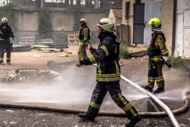 24 Temmuz 2025 'te Kharkiv, Ukrayna' da iki Rus KABS 'nin saldırısına uğrayan İtfaiyeciler karşılık verdi. Binalar ve arabalar yanıyor ve birçok pencere yıkıldı..