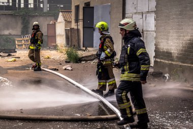 24 Temmuz 2025 'te Kharkiv, Ukrayna' da iki Rus KABS 'nin saldırısına uğrayan İtfaiyeciler karşılık verdi. Binalar ve arabalar yanıyor ve birçok pencere yıkıldı..