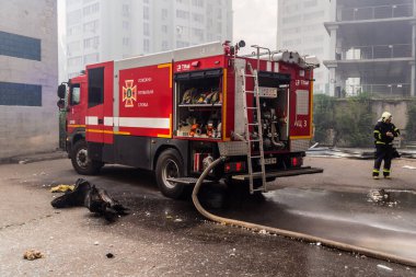 24 Temmuz 2025 'te Kharkiv, Ukrayna' da iki Rus KABS 'nin saldırısına uğrayan İtfaiyeciler karşılık verdi. Binalar ve arabalar yanıyor ve birçok pencere yıkıldı..