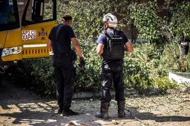 Kharkiv, Ukrayna, 25 Temmuz 2025. İtfaiyeciler, KAB hava bombasıyla vurulan Harkiv 'in hastanelerinden birine yapılan saldırıya yanıt verdiler. Hastane tamamen harap olmuştu. Hasar çok büyüktü..