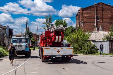 24 Temmuz 2025 'te Kharkiv, Ukrayna' da iki Rus KABS 'nin saldırısına uğrayan İtfaiyeciler karşılık verdi. Binalar ve arabalar yanıyor ve birçok pencere yıkıldı..