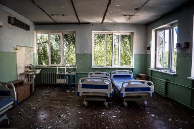 Kharkiv, Ukrayna, 25 Temmuz 2025 Rusya Kharkiv 'deki hastaneyi güdümlü hava bombasıyla vurdu. Grev sonucunda, binanın ikinci katı ve çatısı kısmen tahrip edildi..