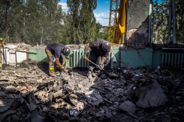 Kharkiv, Ukrayna, 25 Temmuz 2025. İtfaiyeciler, KAB hava bombasıyla vurulan Harkiv 'in hastanelerinden birine yapılan saldırıya yanıt verdiler. Hastane tamamen harap olmuştu. Hasar çok büyüktü..