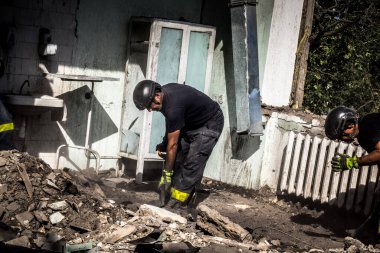 Kharkiv, Ukrayna, 25 Temmuz 2025. İtfaiyeciler, KAB hava bombasıyla vurulan Harkiv 'in hastanelerinden birine yapılan saldırıya yanıt verdiler. Hastane tamamen harap olmuştu. Hasar çok büyüktü..