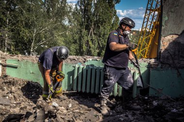 Kharkiv, Ukrayna, 25 Temmuz 2025. İtfaiyeciler, KAB hava bombasıyla vurulan Harkiv 'in hastanelerinden birine yapılan saldırıya yanıt verdiler. Hastane tamamen harap olmuştu. Hasar çok büyüktü..