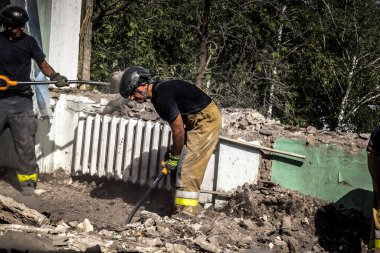 Kharkiv, Ukrayna, 25 Temmuz 2025. İtfaiyeciler, KAB hava bombasıyla vurulan Harkiv 'in hastanelerinden birine yapılan saldırıya yanıt verdiler. Hastane tamamen harap olmuştu. Hasar çok büyüktü..
