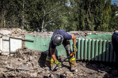 Kharkiv, Ukrayna, 25 Temmuz 2025. İtfaiyeciler, KAB hava bombasıyla vurulan Harkiv 'in hastanelerinden birine yapılan saldırıya yanıt verdiler. Hastane tamamen harap olmuştu. Hasar çok büyüktü..