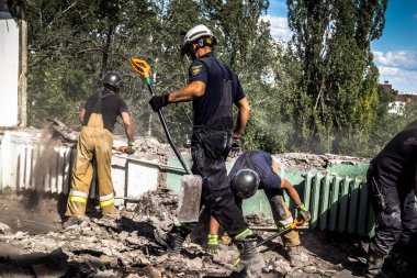 Kharkiv, Ukrayna, 25 Temmuz 2025. İtfaiyeciler, KAB hava bombasıyla vurulan Harkiv 'in hastanelerinden birine yapılan saldırıya yanıt verdiler. Hastane tamamen harap olmuştu. Hasar çok büyüktü..