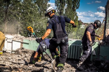 Kharkiv, Ukrayna, 25 Temmuz 2025. İtfaiyeciler, KAB hava bombasıyla vurulan Harkiv 'in hastanelerinden birine yapılan saldırıya yanıt verdiler. Hastane tamamen harap olmuştu. Hasar çok büyüktü..