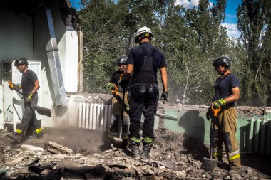 Kharkiv, Ukrayna, 25 Temmuz 2025. İtfaiyeciler, KAB hava bombasıyla vurulan Harkiv 'in hastanelerinden birine yapılan saldırıya yanıt verdiler. Hastane tamamen harap olmuştu. Hasar çok büyüktü..
