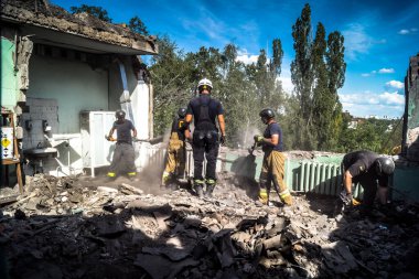 Kharkiv, Ukrayna, 25 Temmuz 2025. İtfaiyeciler, KAB hava bombasıyla vurulan Harkiv 'in hastanelerinden birine yapılan saldırıya yanıt verdiler. Hastane tamamen harap olmuştu. Hasar çok büyüktü..