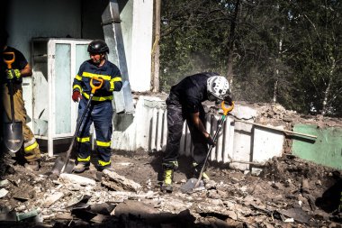 Kharkiv, Ukrayna, 25 Temmuz 2025. İtfaiyeciler, KAB hava bombasıyla vurulan Harkiv 'in hastanelerinden birine yapılan saldırıya yanıt verdiler. Hastane tamamen harap olmuştu. Hasar çok büyüktü..