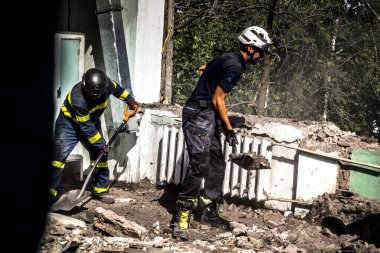 Kharkiv, Ukrayna, 25 Temmuz 2025. İtfaiyeciler, KAB hava bombasıyla vurulan Harkiv 'in hastanelerinden birine yapılan saldırıya yanıt verdiler. Hastane tamamen harap olmuştu. Hasar çok büyüktü..