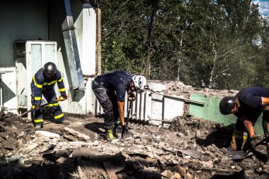 Kharkiv, Ukrayna, 25 Temmuz 2025. İtfaiyeciler, KAB hava bombasıyla vurulan Harkiv 'in hastanelerinden birine yapılan saldırıya yanıt verdiler. Hastane tamamen harap olmuştu. Hasar çok büyüktü..