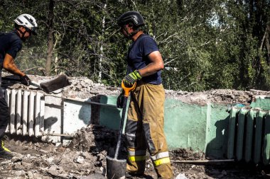 Kharkiv, Ukrayna, 25 Temmuz 2025. İtfaiyeciler, KAB hava bombasıyla vurulan Harkiv 'in hastanelerinden birine yapılan saldırıya yanıt verdiler. Hastane tamamen harap olmuştu. Hasar çok büyüktü..