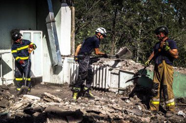 Kharkiv, Ukrayna, 25 Temmuz 2025. İtfaiyeciler, KAB hava bombasıyla vurulan Harkiv 'in hastanelerinden birine yapılan saldırıya yanıt verdiler. Hastane tamamen harap olmuştu. Hasar çok büyüktü..