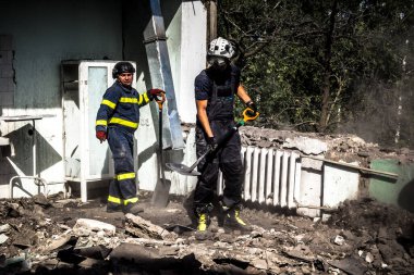 Kharkiv, Ukrayna, 25 Temmuz 2025. İtfaiyeciler, KAB hava bombasıyla vurulan Harkiv 'in hastanelerinden birine yapılan saldırıya yanıt verdiler. Hastane tamamen harap olmuştu. Hasar çok büyüktü..