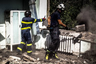 Kharkiv, Ukrayna, 25 Temmuz 2025. İtfaiyeciler, KAB hava bombasıyla vurulan Harkiv 'in hastanelerinden birine yapılan saldırıya yanıt verdiler. Hastane tamamen harap olmuştu. Hasar çok büyüktü..