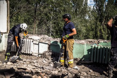 Kharkiv, Ukrayna, 25 Temmuz 2025. İtfaiyeciler, KAB hava bombasıyla vurulan Harkiv 'in hastanelerinden birine yapılan saldırıya yanıt verdiler. Hastane tamamen harap olmuştu. Hasar çok büyüktü..
