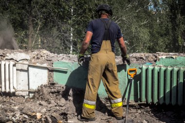 Kharkiv, Ukrayna, 25 Temmuz 2025. İtfaiyeciler, KAB hava bombasıyla vurulan Harkiv 'in hastanelerinden birine yapılan saldırıya yanıt verdiler. Hastane tamamen harap olmuştu. Hasar çok büyüktü..