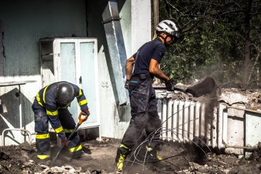 Kharkiv, Ukrayna, 25 Temmuz 2025. İtfaiyeciler, KAB hava bombasıyla vurulan Harkiv 'in hastanelerinden birine yapılan saldırıya yanıt verdiler. Hastane tamamen harap olmuştu. Hasar çok büyüktü..