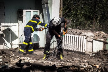 Kharkiv, Ukrayna, 25 Temmuz 2025. İtfaiyeciler, KAB hava bombasıyla vurulan Harkiv 'in hastanelerinden birine yapılan saldırıya yanıt verdiler. Hastane tamamen harap olmuştu. Hasar çok büyüktü..