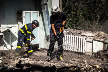 Kharkiv, Ukrayna, 25 Temmuz 2025. İtfaiyeciler, KAB hava bombasıyla vurulan Harkiv 'in hastanelerinden birine yapılan saldırıya yanıt verdiler. Hastane tamamen harap olmuştu. Hasar çok büyüktü..